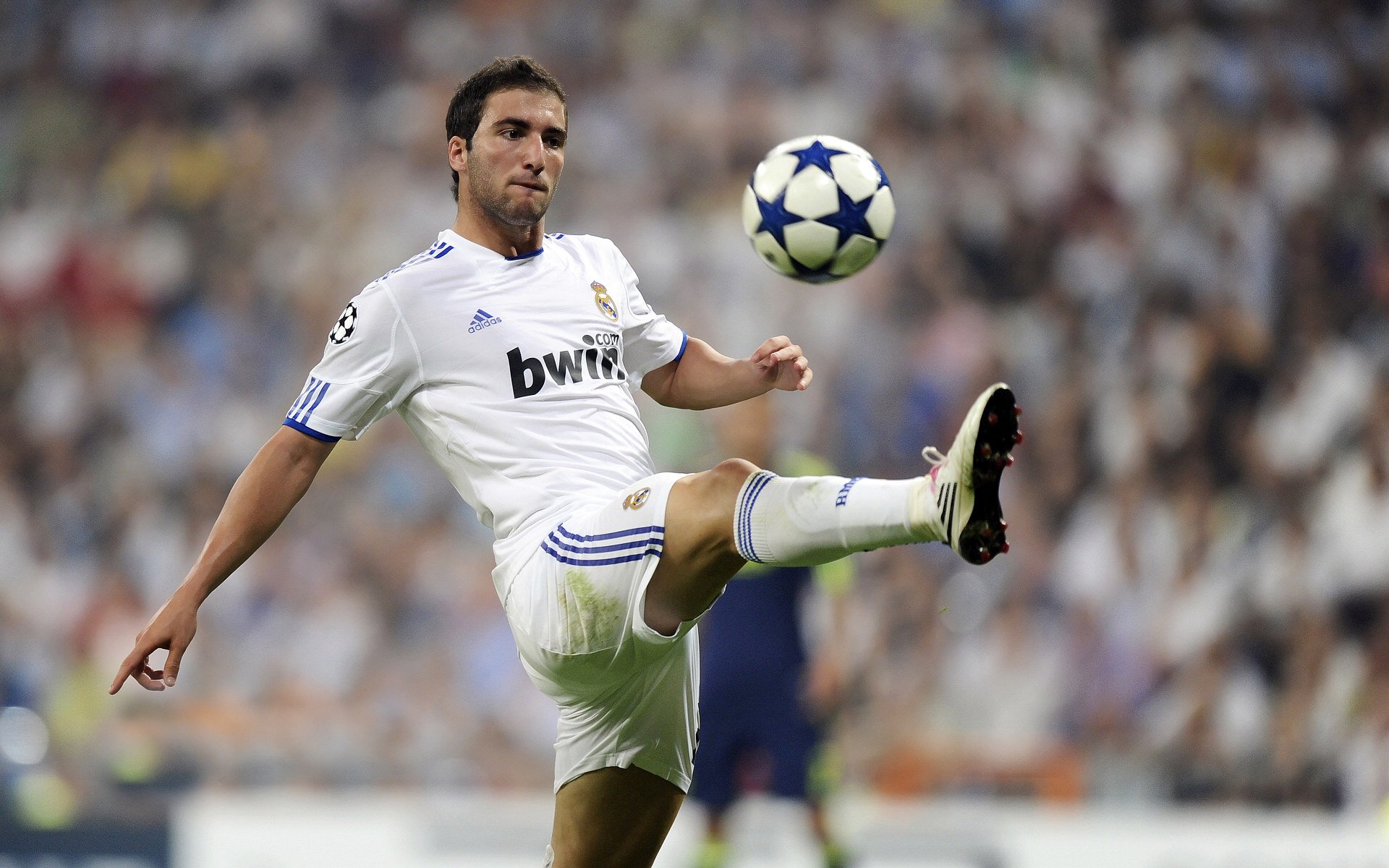 足球的非对称性美学，基耶萨的直线与曼城的曲线